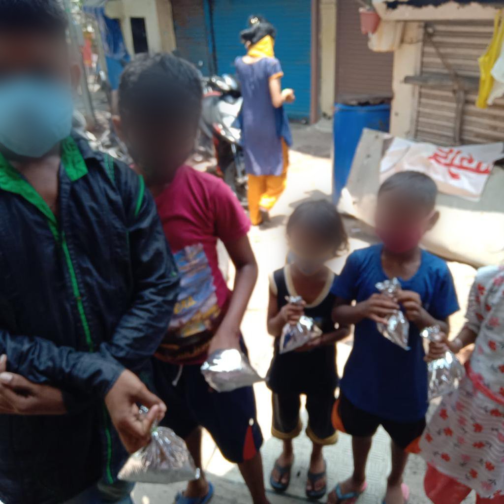 _covidwr's tweet photo. We conducted our first food drive in Malad East, #Mumbai last Sunday. We will be reaching out to more in other cities soon. We want help more people in this crisis. Contribute to our #fundraiser: https://t.co/mnbOxFabhA

#CovidinIndia #CovidResources #COVID19India #CovidHelp https://t.co/999fC6z6Vt