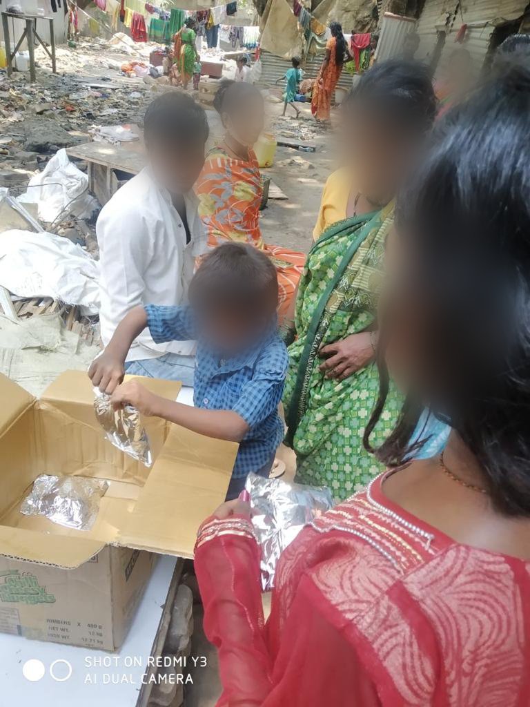 _covidwr's tweet photo. We conducted our first food drive in Malad East, #Mumbai last Sunday. We will be reaching out to more in other cities soon. We want help more people in this crisis. Contribute to our #fundraiser: https://t.co/mnbOxFabhA

#CovidinIndia #CovidResources #COVID19India #CovidHelp https://t.co/999fC6z6Vt