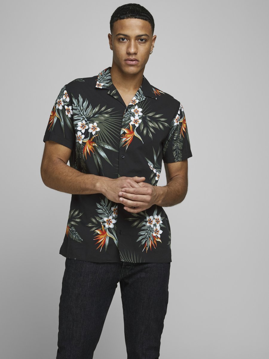 hudsonsbay's tweet photo. Now Trending: Camp Collar Shirts. 👕 Ditch the suit and structured tops, and reach for soft and lightweight woven styles. Which look is your style? #HBStyle #HBMen
Shop now: https://t.co/aVIfEKCixL https://t.co/xgqXhr5WSU