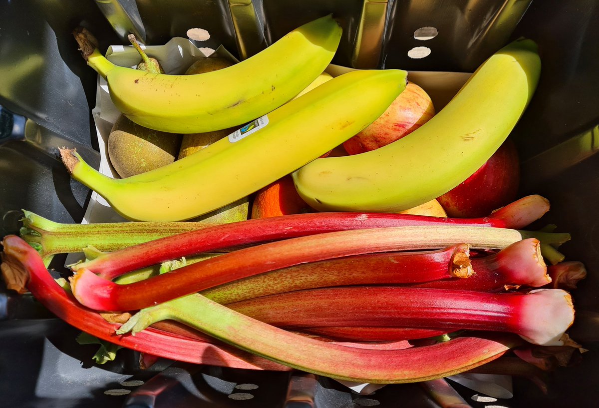 #flytheflagforsomerset in fruit form. We dont have a flagpole but do have the colours in our fruit boxes. Celebrating all the #somerset food producers we are lucky enough to work with, and proud to bring Somerset food to your door.
