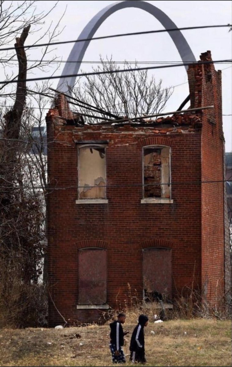 khalenNOTkaylen's tweet photo. Crazy cuz i feel like the second picture might have been taken in my actual neighborhood.
Wouldnโt trade my childhood for anything, with the all the struggle & hard situations.
But nonetheless, everybody got a story. Iโm just blessed to be able to tell it from both sides.#LouMade https://t.co/G1KmLWGHjF