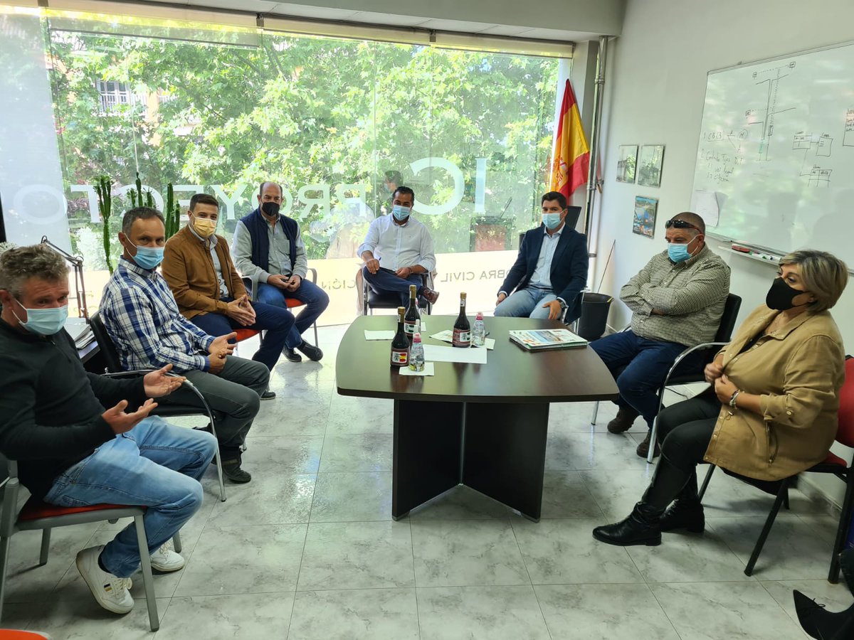 CsJaen_Prov's tweet photo. 🧡@EnriqueMorMad E @ilderuizpadilla se han reunido hoy con representantes de la Asociación del Olivar Tradicional Español (#ASOLITE) para manifestar nuestra postura en la defensa del olivar tradicional.
🔗Más información aquí⤵️
https://t.co/RzIZP2wxo3 https://t.co/60aqE0klkN