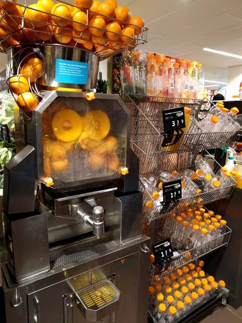 ที่เนเธอร์แลนด์เค้ามีเครื่องคั้นน้ำส้มสดๆแบบนี้ตามซุปเปอร์ สะดวกมากๆหยิบขวดไซส์ที่ต้องการแล้วกดเอาไปจ่ายตังได้เลย นี่แวะกดทุกครั้งเลย น้ำส้มคั้นที่ดือ ;—;