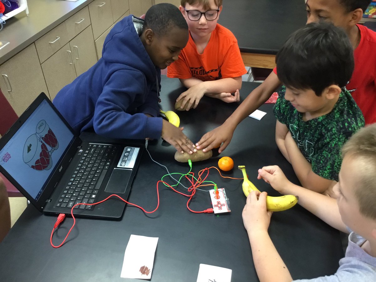 gesmakerspace's tweet image. More fun with third grade Makey Makey circuits...playing the bongo drums with potato/banana/orange conductors and playing Tetris with Play Dough! Students are learning how to close circuits with diverse conductors!!!