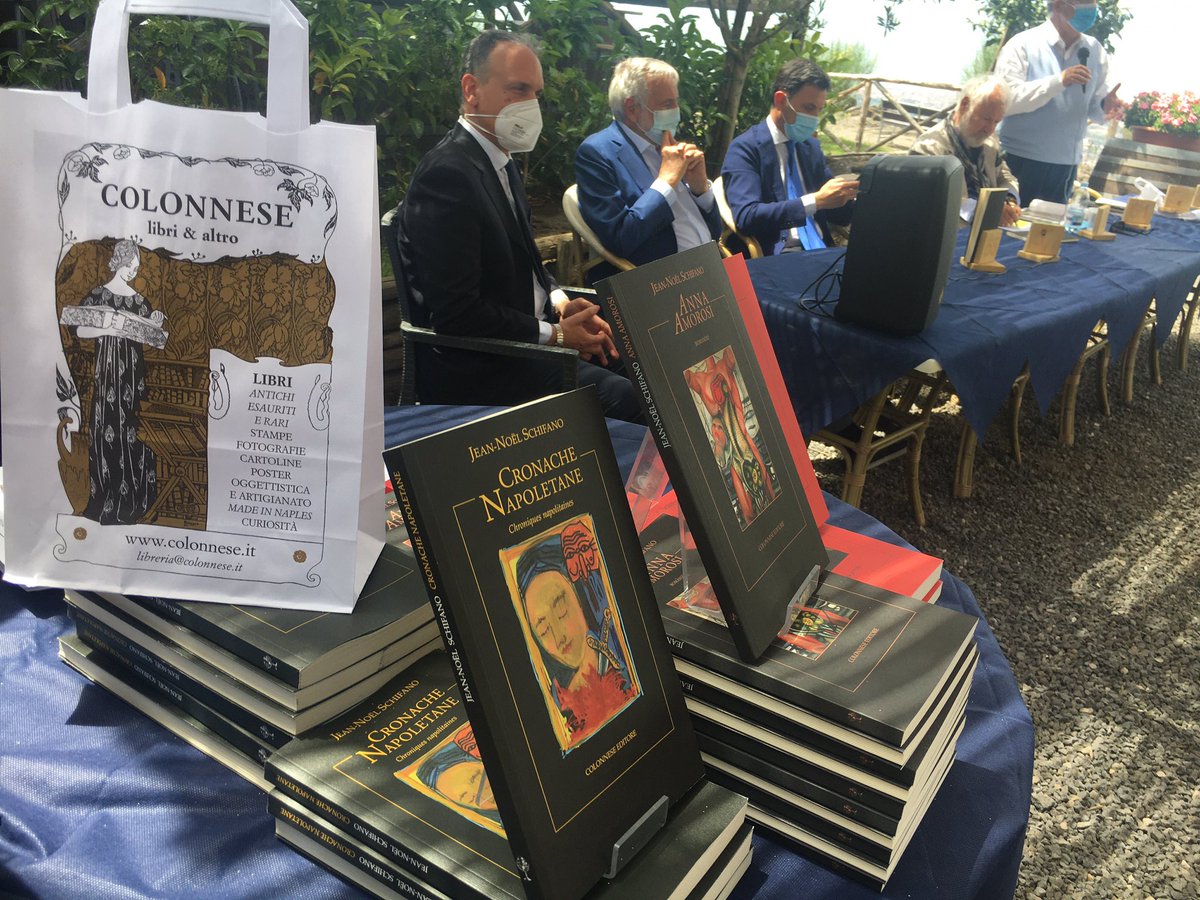 VicinanzaL's tweet photo. Sotto il Vesuvio a parlar di libri belli, location vulcanica https://t.co/AzHlKCajik