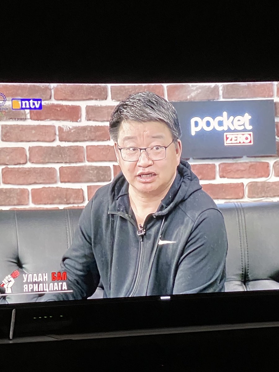 Энэ цамц мамцан дотуураа ядаж футболка эдэр өмсдөг болоосой. Эфирээр арай л муухай харагдах юм даа :)