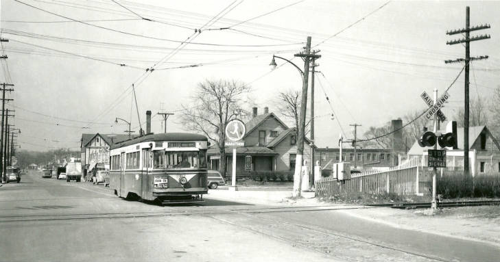 LiterateIndy's tweet photo. Broad Ripple Avenue at the Monon, 1950.
(IHS) https://t.co/UiohOp5C2k