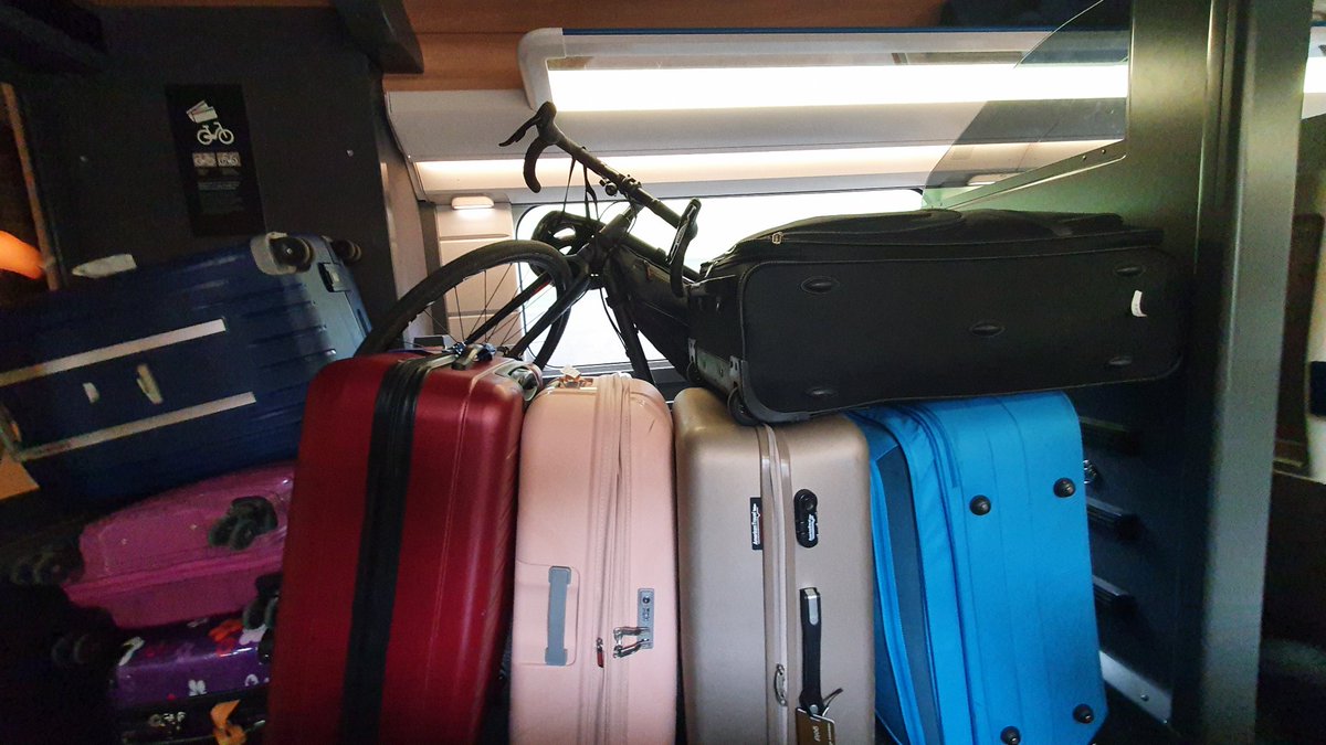 maeool's tweet image. @SNCF @TGVINOUI vos places payantes vélo dans les nouveaux TGV ça marche vraiment pas. Il faut arriver le premier puis coacher les gens 15 min qui vont bourriner.

Vélos et bagages ne font pas bon ménage. Changez de formule, dédiez vraiment un espace.