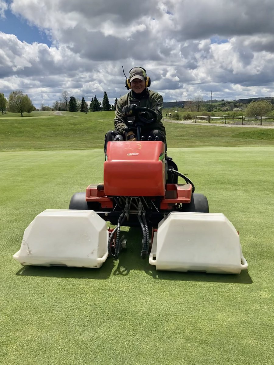 ConcordCrest's tweet photo. @TheCrestKeeper keeping our greens in tip top shape!
#Verticutting #CCGC https://t.co/fX8hPXlKZb