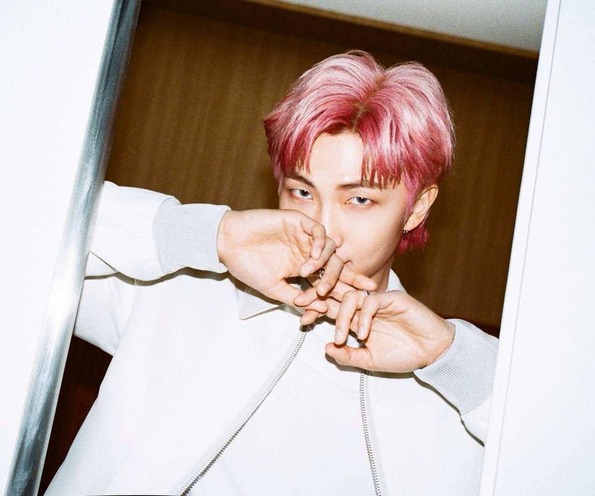 jiminmygalaxy's tweet photo. Kim Namjoon   🤝    Jeon Jungkook

           parabéns por serem
         dois grandes gostosos https://t.co/5jmwXKvS8j