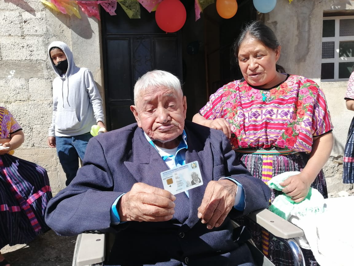stereo100xela's tweet photo. 🔴 #AHORA | Muere seis meses después de cumplir 100 años ⬇️

Familiares confirman que el fin de semana, por causas naturales, murió Félix Mejía Pacajoj, quien el 31 de octubre de 2020 cumplió 100 años de vida. 

Vía @JocolRuben

#Stereo100Noticias https://t.co/lsxbVGni29