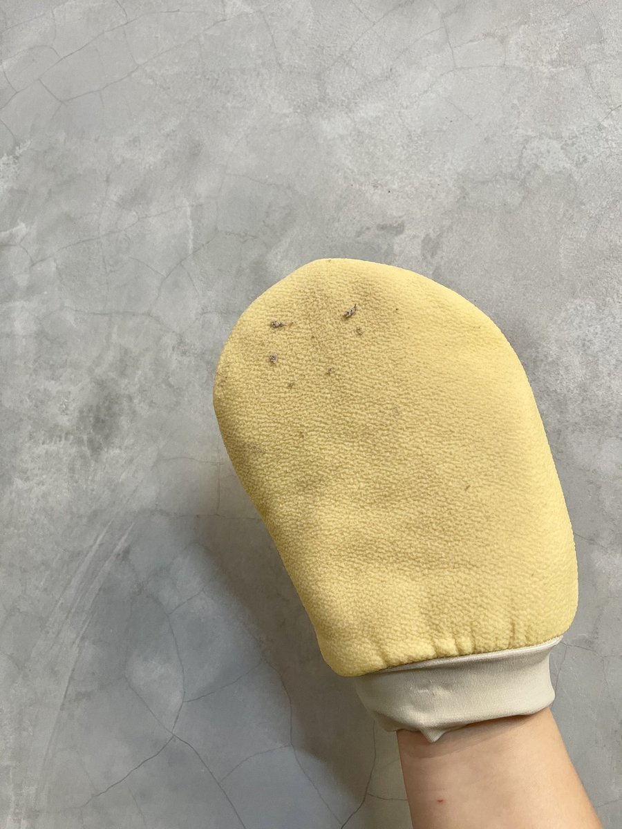 sfkkfs_'s tweet image. หลุดออกเป็นก้อนของจริง ถุงมือระเบิดขี้ไคลทำกุสยองแล้วนะ ปกติใช้ฟองน้ำขัดผิวทุกวันด้วยซ้ำ ใช้ดี กุให้ผ่าน