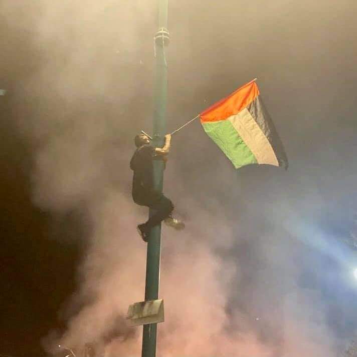 Muhamma80559996's tweet photo. یا اقصی ۔۔یا القدس ۔۔۔ایک نہتا بیٹا تیرا ۔۔۔ گولیوں کی بارش ہوائی حملے کے باوجود سر سے کفن باندھے اپنا پرچم سر بلند کررہا ہے ۔ یہ چوتھی نسل کا فلسطینی ہے جو شہادت کے لئے حاضر ہے ۔۔۔۔۔۔کم حوصلہ یہ کام کر ہی نہیں سکتے 
#praysforAqsa
���🇸 🇵🇰#المسجد_الأقصى https://t.co/ydwrNcr4Ey