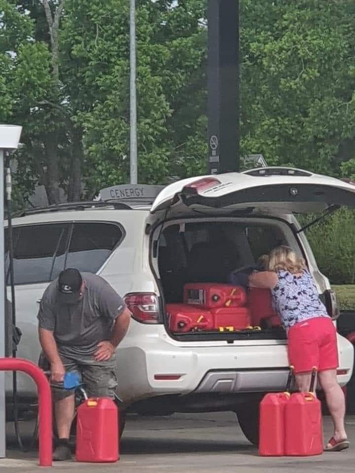 FatGuyInATruck's tweet photo. And so the hoarding begins... #ColonialPipeline #outofgas #dumbassAmericans #calmdown #gasshortage #gas https://t.co/a1vpxOPgpf