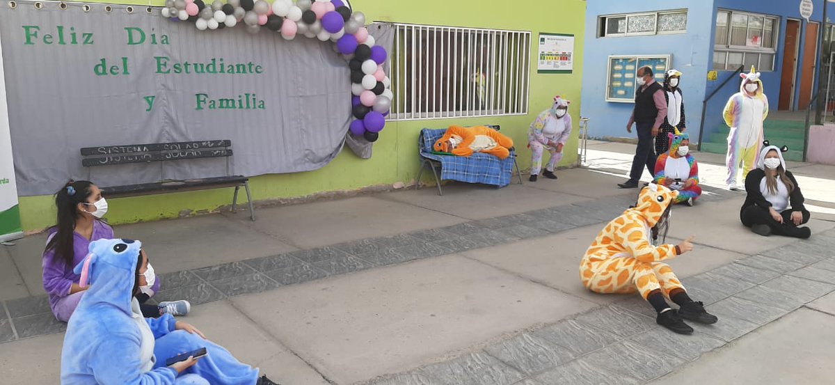 MuniSierraGorda's tweet photo. 🚩 AGENDA MUNICIPAL
Con una lúdica presentación online, los docentes de la Escuela Estación Baquedano, conmemoraron el #DíadelAlumno y enviaron un afectuoso saludo todes sus estudiantes. 
#SierraGorda #Baquedano https://t.co/X4Luvq7y5c