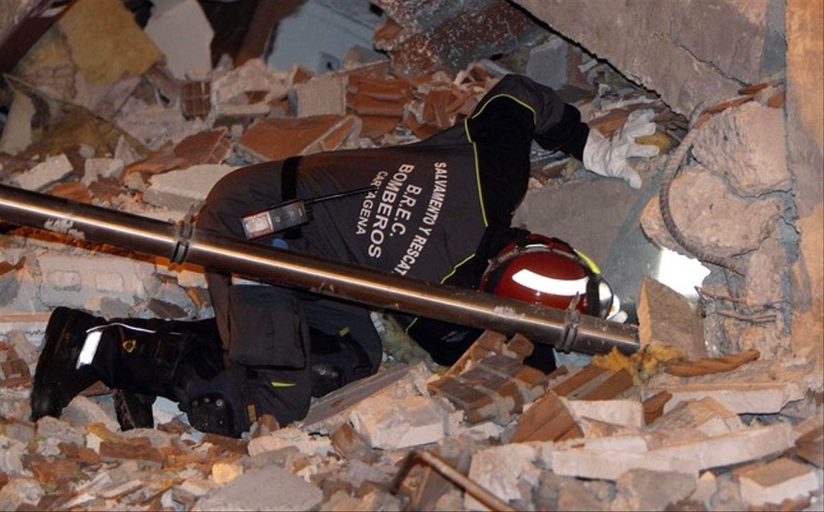 Ballesta_Murcia's tweet photo. A esta hora, hace diez años, se produjo el terremoto de Lorca.

Fueron muchas las sensaciones, los momentos, las vivencias que tuvimos. Afortunadamente, estas imágenes quedan para el recuerdo colectivo. 

Hoy, todos los murcianos llevamos a Lorca en el corazón. https://t.co/seEG36fRRY