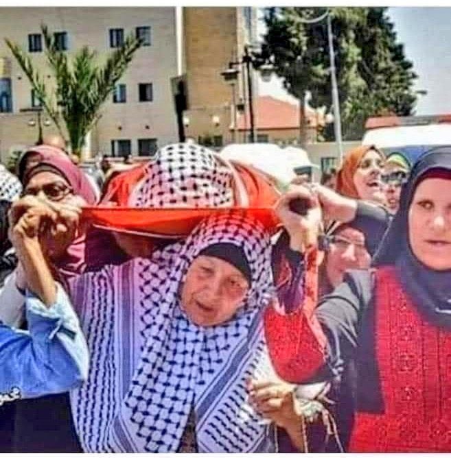 AymanOtoom's tweet photo. أُمَّ الشهيد وما فينا بطولتُهُ
ولا لدى العُرْب غيرُ الشّجبِ والكَلِمِ

أغرَى بِجُرحِ ابنكِ الغالي حَمِيّتُه
ألا يرى لبني صُهيونَ من قَدَمِ

فلْتفخري بدِماهُ إنّها نقشَتْ
عِزًّا لأمّته بالنّارِ لا القَلَمِ

#أيمن_العتوم
من ديوان #خذني_إلى_المسجد_الأقصى
#غزة_تحت_القصف
#القدس_تنتفض https://t.co/Al0qHEl1jn