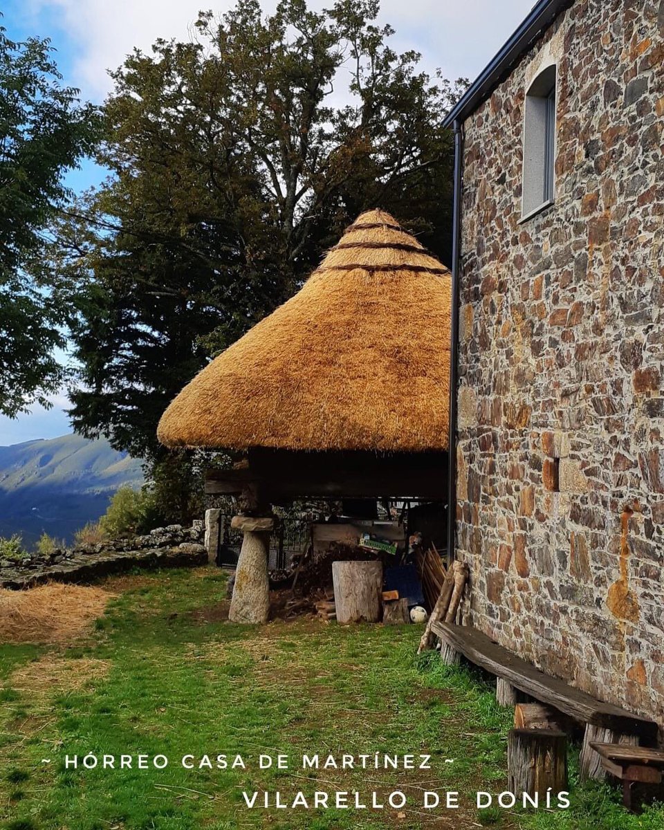 hotelpiornedo's tweet photo. ~ Hórreo de casa de Martínez ~
• En Vilarello de Donís. Ancares, Lugo.🌿
~ Proyecto Circular-@cervezascolmo ����
#VilarelloDeDonís #Ancares #montaña #teito #lugo #paja #centeno #raíces #orgullo #ProyectoLocal #ProyectoCircular #sostenibilidad https://t.co/TCdSXVeTlm