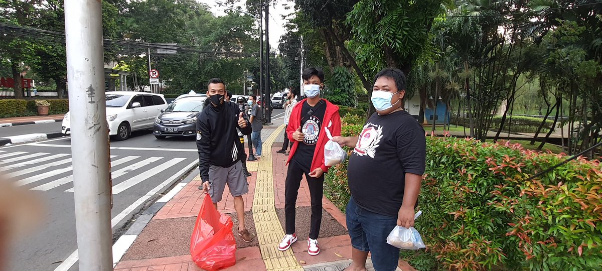 ShafthoFCBayern's tweet photo. SMI ( Suporter München Indonesia )is doing different things in celebrating FC Bayern winning the Bundesliga ... we went down the road to distribute food for online motorcycle taxis to break the fast and of course we still use masks for health protocols. https://t.co/CkEBdabRdy