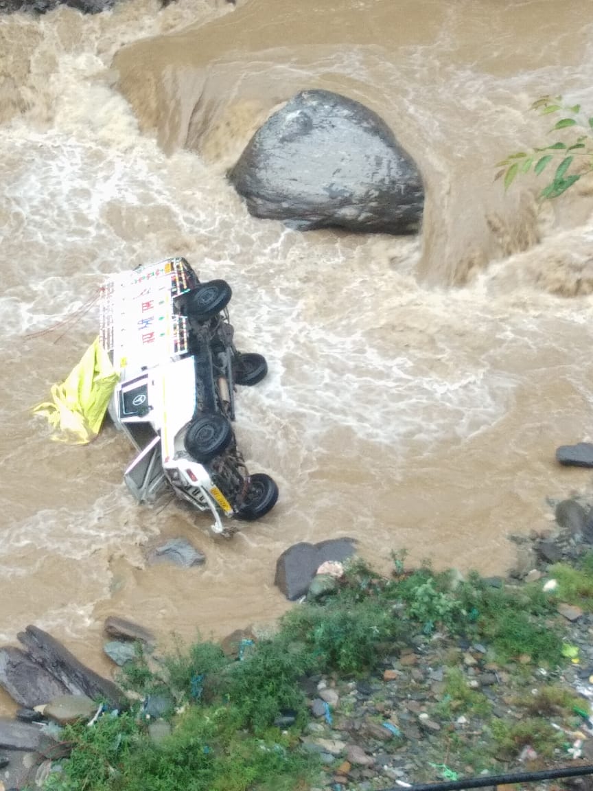 Whiteknight_IA's tweet photo. CRPF constable Virendra Singh rescued Naresh Kumar #Kathua , carrying him on his back from Bichleri river after the victim's vehicle fell into a gorge near #wagan on #NH44 and helped him get timely first aid by Army Doctor thus saving a precious life .
@adgpi
@NorthernComd_IA https://t.co/CjtD8Y98h3