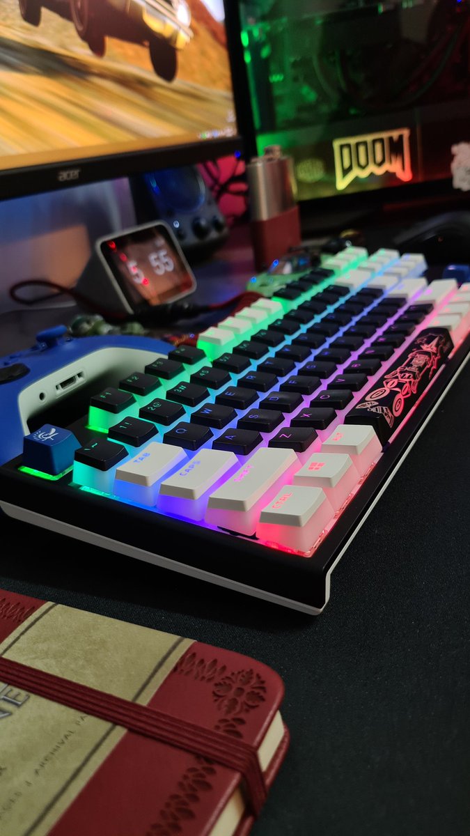 freeman1sreal's tweet photo. Thank you @MeckeysHQ for the #duckyone2 and the #hyperxpudding keycaps! https://t.co/r7jDvrMkaA
