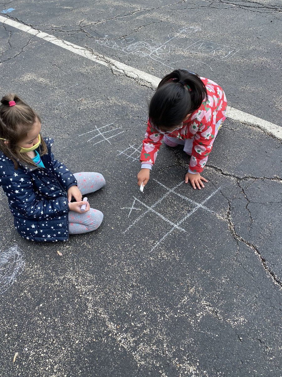 PufferKinders's tweet photo. It’s a great day to draw outside!! #sidewalkart #5yearoldfun #tictactoe #pufferpride https://t.co/wdxSV8lyzl