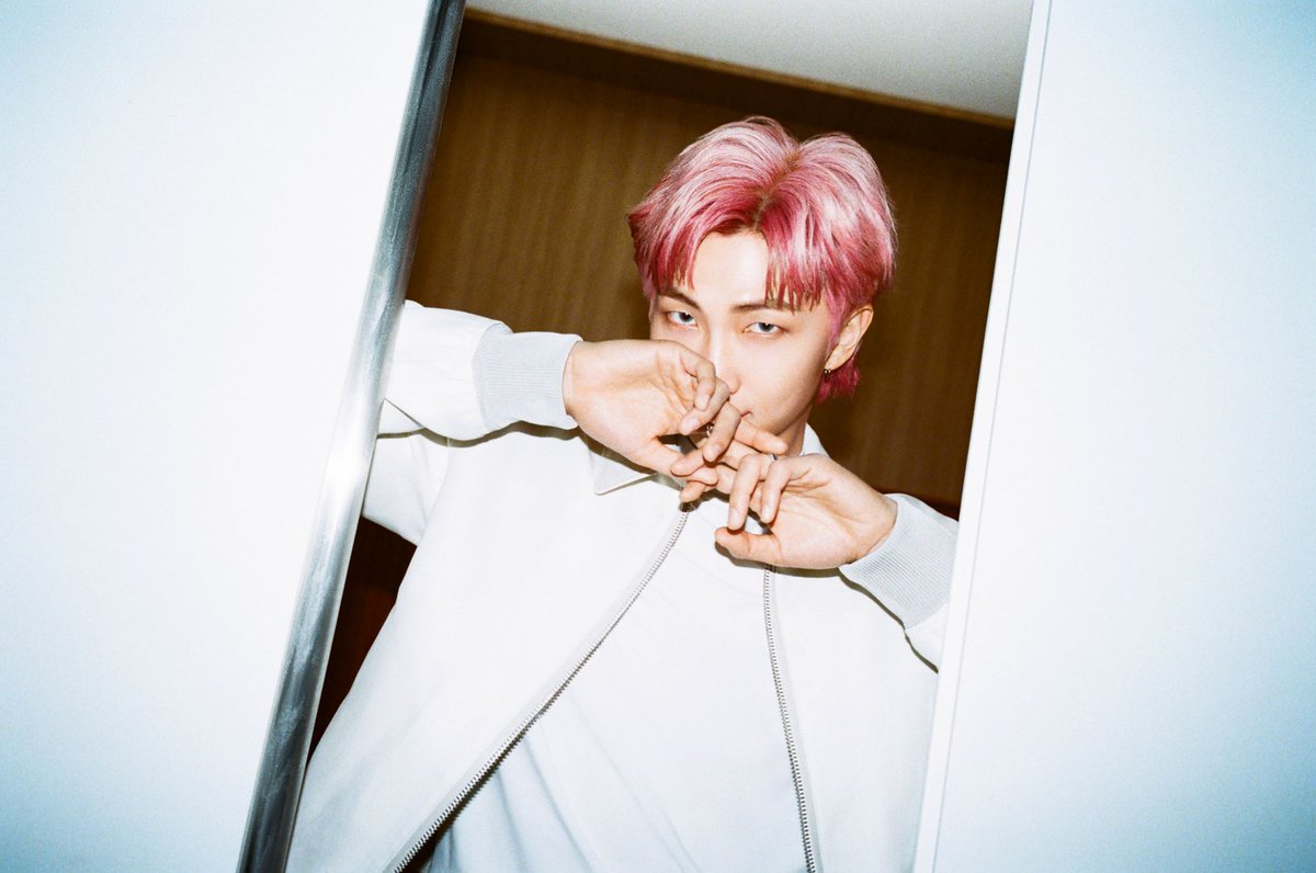1Vlovesme's tweet photo. 힘나는 사진~
아미에게 him을 드립니다😊

#BTSARMY #BestFanArmy #iHeartAwards @BTS_twt https://t.co/vWqxKMVjB4