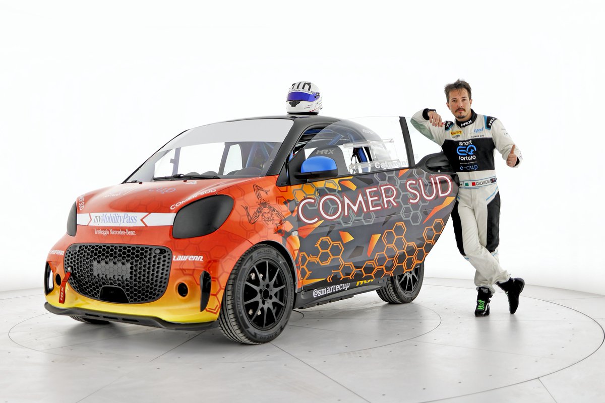 smartecup's tweet photo. Semplicemente...vulcanica 🌋 la nuova @comersud di Tomas Denis Calvagni! 🤙⚡
Vi piace? 🏁
@smart_Italia | @smart_worldwide | @LpdItalia | @EnelXItalia | @Phonocar_spa | @TargaTelematics | @Hrx_Srl | #MyMobilityPass | @Official_CSAI | #smart #smartecup #smartEQfortwo https://t.co/bDFJQgT4P2