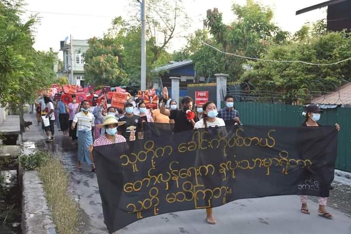 MayIron2's tweet photo. They shot our heads, but they did not know that revolution was in our hearts !!!

They can only kill us, but they cannot kill the revolution in our hearts !!!

The Revolution must be win ✊✊✊
#WhatsHappeningInMyanmar
#May11Coup
#SaveDVBJournalists https://t.co/OU2qNBKmWj