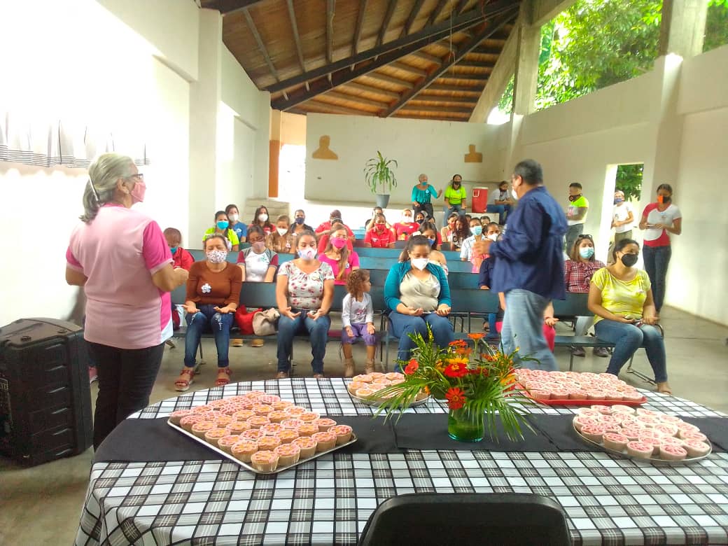 PRENSAMOTATAN's tweet photo. Este martes nuestra alcaldesa @janet_araujo72 acompaño el agasajo ofrecido a todas las madres que trabajan en el gobierno municipal, el acto fue coordinado por ImaMujer y en el mismo se entregaron obsequios y muchas sorpresas. #FelizDiaDeLasMadres #MotatanPrimero https://t.co/E2caHNe9U5