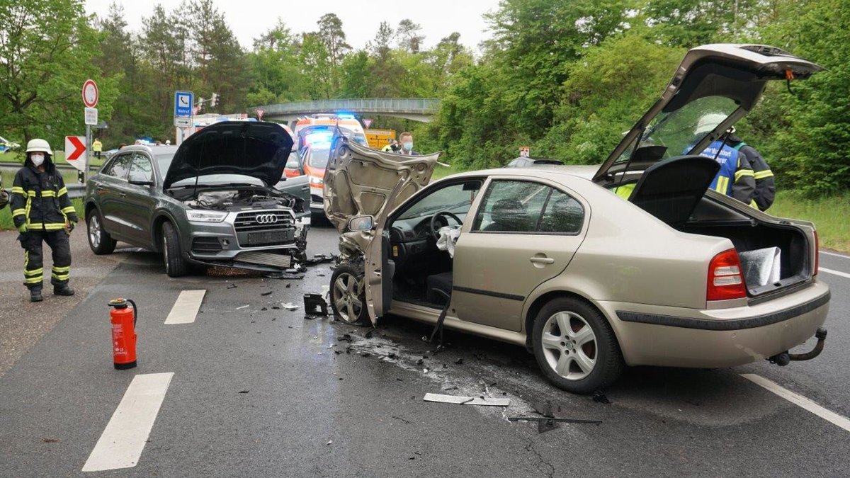 FFWalldorf's tweet photo. Einsatz: Verkehrsunfall auf der B291 - drei Verletzte - niemand eingeklemmt - @PolizeiMannheim sucht Zeugen - https://t.co/QcHIxBExeM
#Einsatz #Feuerwehr #Walldorf #VU #Verkehrsunfall #Unfall #B291 #firefighter #firefighterlife #blaulicht #Polizei #Zeugen https://t.co/jJfkec4Hyh
