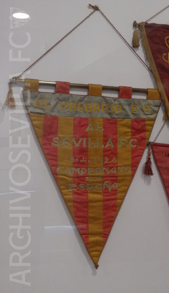 En el Sevilla FC Stadium Tour se puede contemplar este antiguo banderín del <a href="/valenciacf/">Valencia CF</a>, nuestro próximo rival liguero, correspondiente al partido de #CopaDelRey que le enfrentó al <a href="/SevillaFC/">Sevilla Fútbol Club</a> el día 8 de abril de 1928.

#WeAreSevilla #NuncaTeRindas