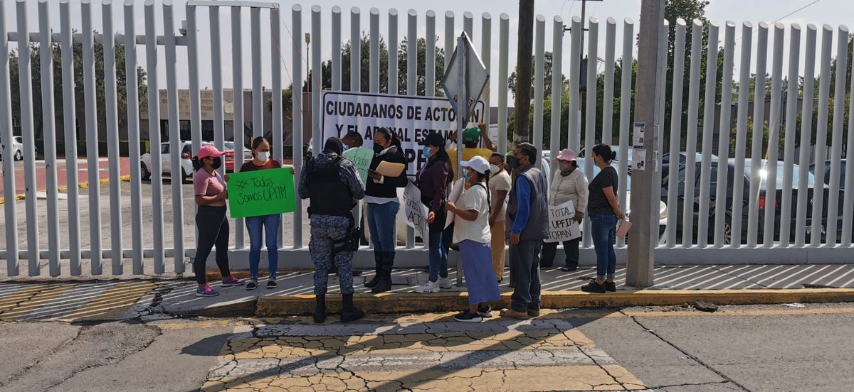 DesdeAbajo's tweet photo. Luego de que integrantes #ElMexe exigieran en el @CongresoHidalgo la REAPERTURA de su internado, comunidad de la @UPFIM_Oficial se solidarizó con esta Universidad la cual comparte instalaciones (en disputa) con la Normal Rural. 📸 https://t.co/GkqJd1dY12
