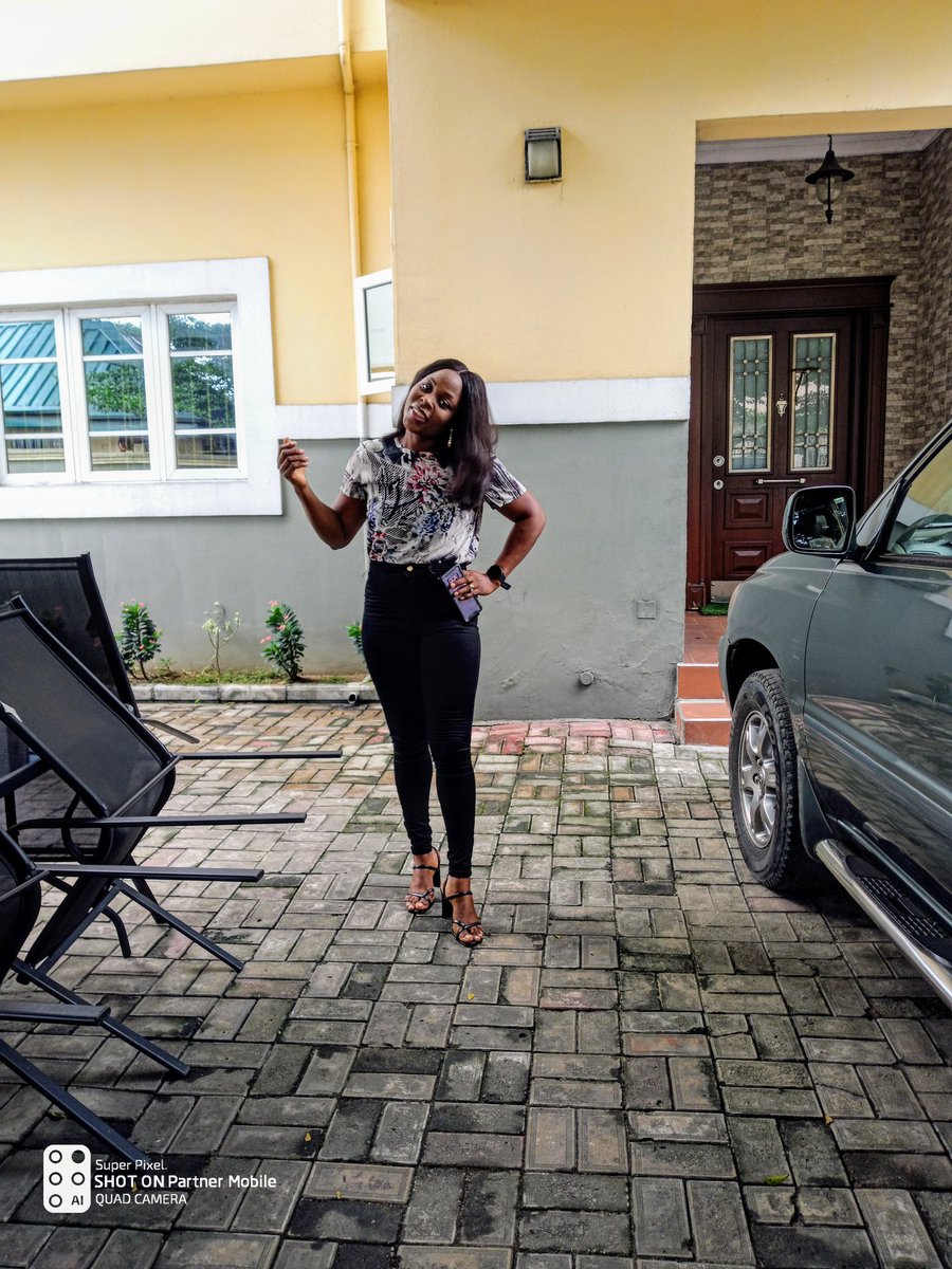 FavouredJMK's tweet image. I #PartnerWithErica, see me celebrating #PartnerMobileAtFive rocking my @kukus_hair feeling myself while sipping @SupaKomando. Peep my EV1Pro Smartphone &amp;amp; Erica Smartwatch from @PartnerMobileNG. 
A proud &amp;amp; FOCUSED stan of @EricaNlewedim anyday anytime💪

ERICA AND PARTNER MOBILE