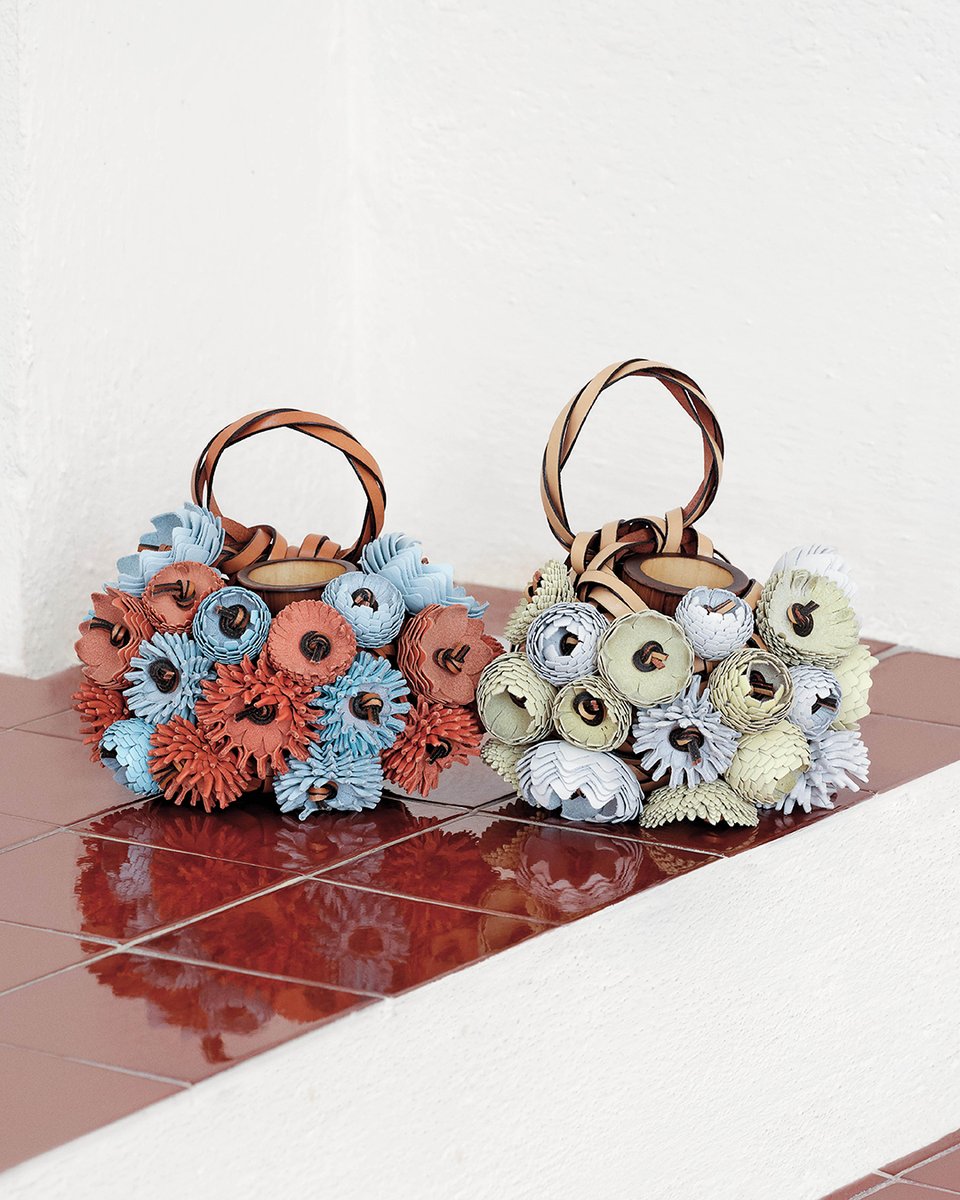 LVMH's tweet photo. La Maison @LoeweOfficial s'associe à la maison de ventes aux enchères Sotheby’s pour mettre en valeur son engagement artisanal à travers son projet LOEWE Weaves. Une collection unique, vibrante de savoir-faire.
https://t.co/eC45XjQ2Mg
#LVMH #LOEWEprojects https://t.co/4sLfrFe6N0