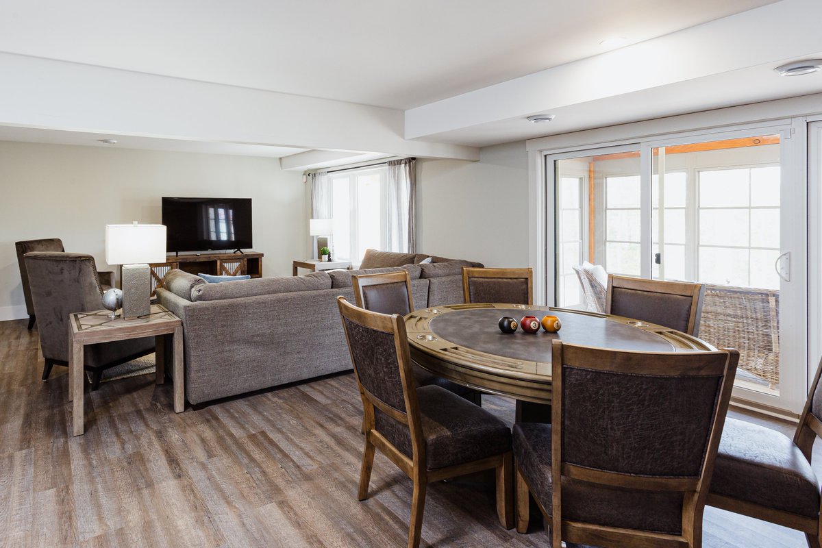 PMLotto's tweet image. The full gallery for the stunning Kawartha Lakefront Cottage is now live! Head to our website to see inside every room, including the screened room, the cozy family room, and the spectacular great room. We can’t wait to hear what you love the most about this fabulous cottage!