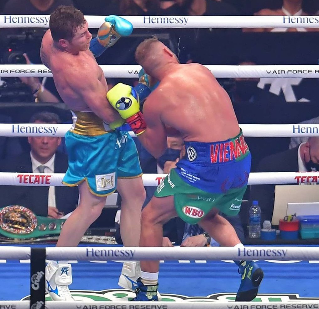 fans_canelo's tweet photo. Y es que simplemente cuando estás arriba del ring y enfrente tienes al Canelo, no hay manera en que puedas salir victorioso. Saúl es un monstruo del boxeo, Saúl es una máquina de tirar golpes,Saúl es un auténtico fuera de serie del cuadrilátero,es una BESTIA. @Canelo @CANELOTEAM https://t.co/Hj6y8UBOPJ