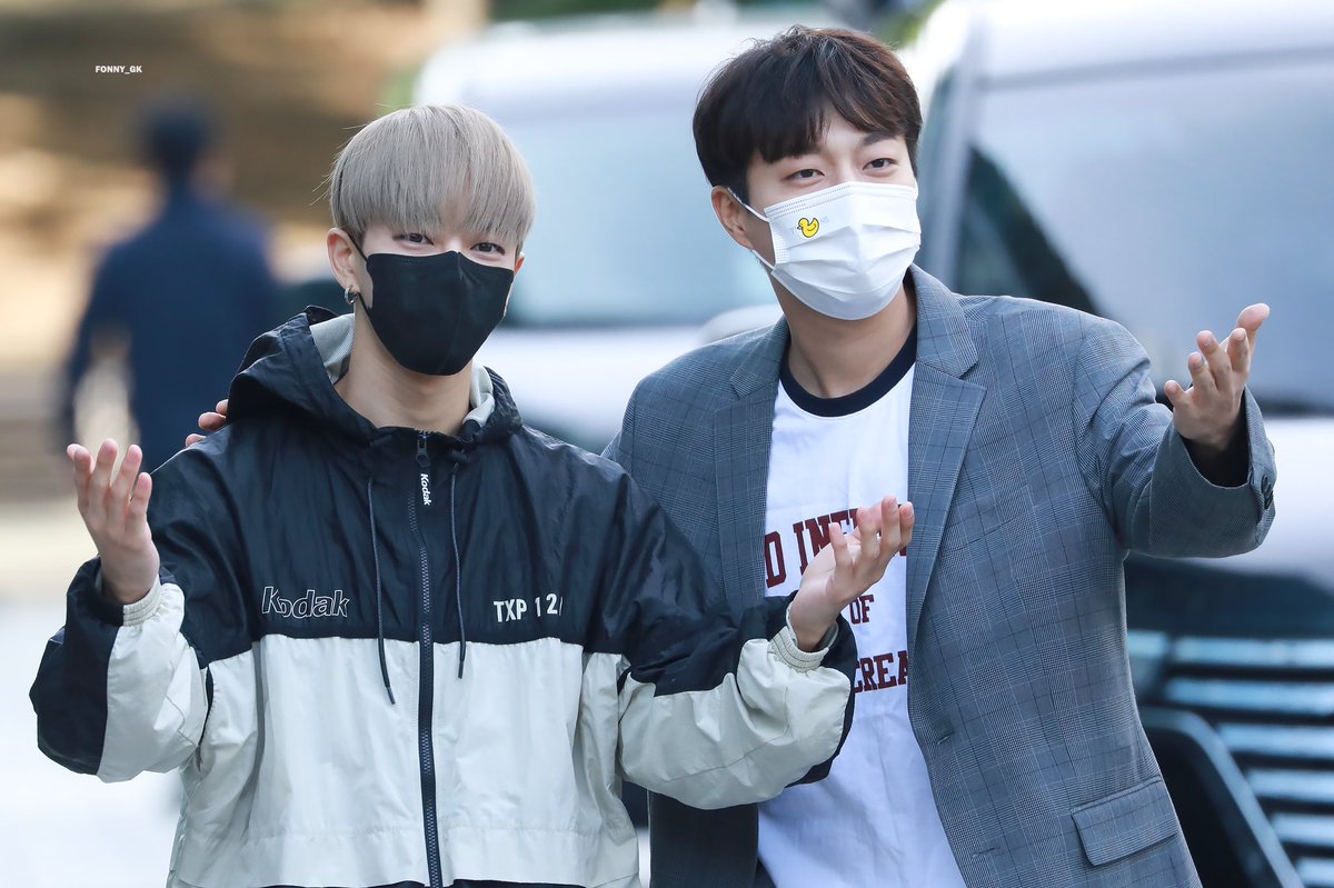 FoNNy_GK's tweet photo. 210511 철파엠 #두준 #기광 

⚽️🎴 น่ารัก🍃✨💦🌬

#HIGHLIGHT #하이라이트 #The_Blowing #불어온다 https://t.co/k2ZHhWlus4