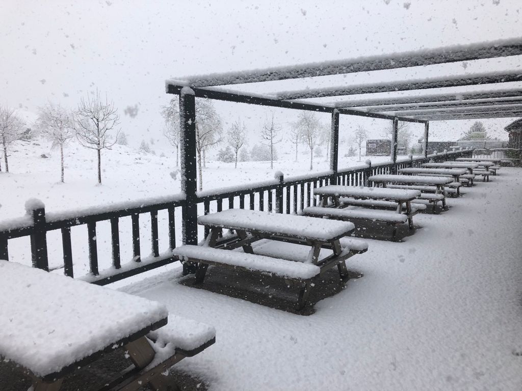 AEMET_Aragon's tweet photo. Nevando en @llanoshospital @ValleBenasque 11/05/21
vía Jorge Mayoral ❄️🌨️ https://t.co/KUhzkhWUYz