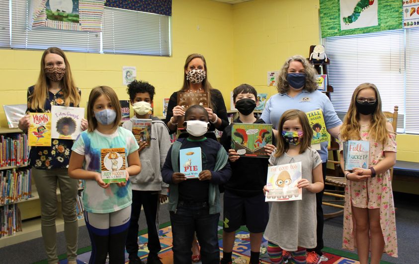 MehlvilleSD's tweet image. Thank you to the Kiwanis Club of South County for donating 13 social-emotional learning books to each of our elementary schools! #msdr9