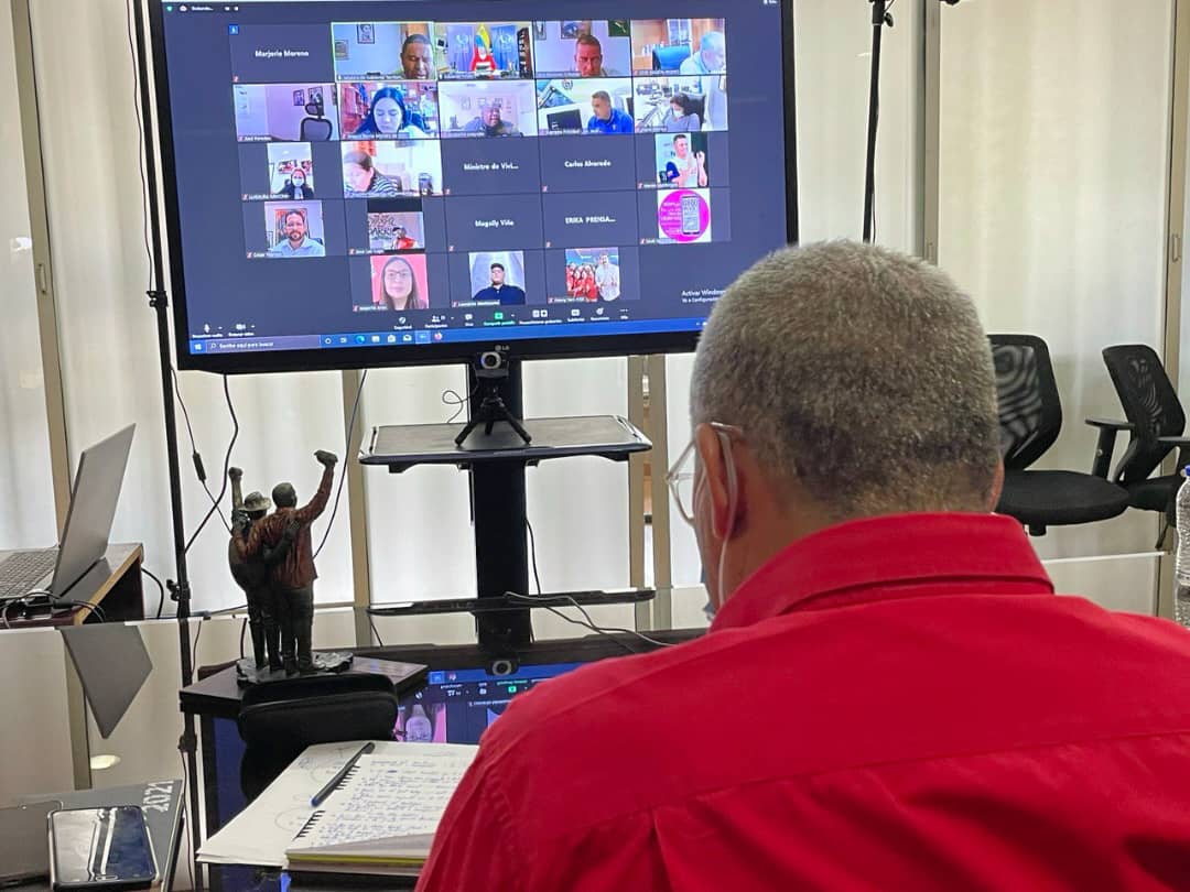 eduardopiate2's tweet photo. Culminó hace poco la videoconferencia ordinaria de la @ViceSocialT_ve en la que discutimos, aparte del plan de cada ministerio y ente que la conforma para esta semana, revisamos la coyuntura y comenzamos a trabajar aspectos de funcionamiento @NicolasMaduro @drodriven2 https://t.co/etNqKHnhUI