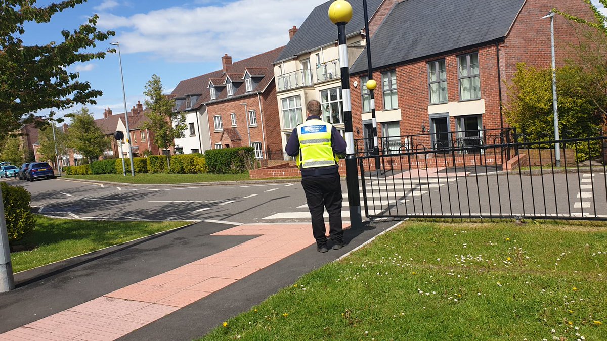 TelfordWrekin's tweet photo. @LOParishCouncil Community Action Team (CAT) have the NEOs carrying out a school patrol of @lawleyprimary. More motorists seen to park off the restrictions and walk to collect their child. #telfcat #telfneo #telfenforce https://t.co/zGnGjGLMhh