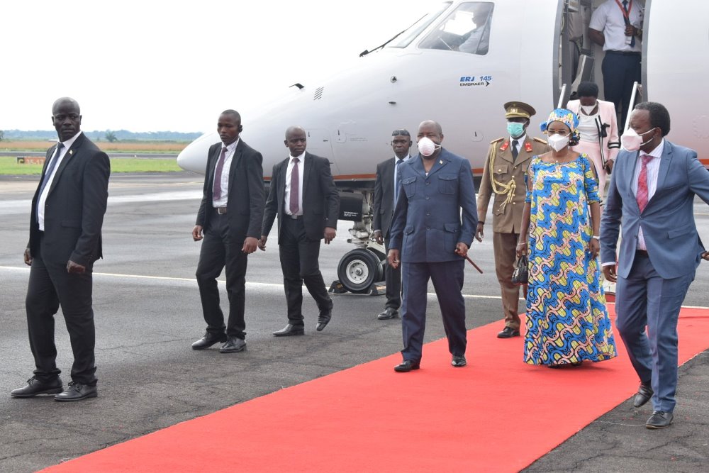 24Burundi's tweet photo. Lift ou location. SE @GeneralNeva s'est rendu en Guinée équato avec un avion de ce pays, en Egypte mêmement, au Congo mêmement, en Ouganda mêmement. S'il s'avère que c'est un lift, ça ne diminue pas la valeur et l'honneur de la République? Où est alors le Golf Steam Présidentiel? https://t.co/b5T0MUAv48