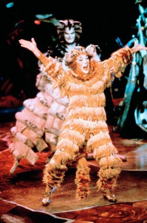 Happy 40th Birthday Cats ! Proud to be an old Pussy 😻 thankful to have worked with so many wonderful artists . Proud to have worked with the late great #GillianLynne @Gillian_Lynne pure genius #GoodTimes