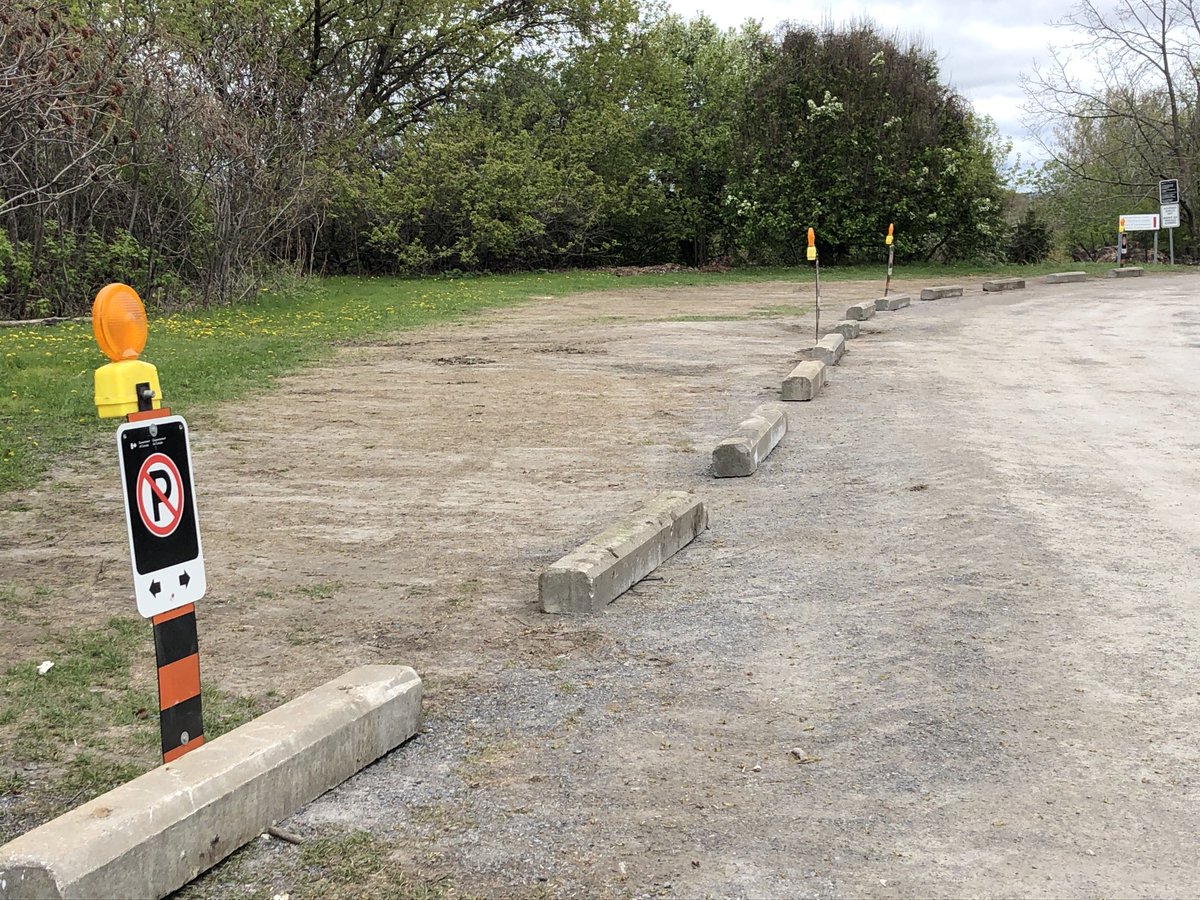 Small minds ⁦<a href="/AAFC_Canada/">AAFC Canada</a>⁩ (Agriculture) block a dozen or so parking spaces at Arboretum, about a third of on-site parking. All full last wknd. Trying to keep crowds away as the lockdown-weary flock outdoors. ⁦@grahamctv⁩ ⁦<a href="/CBCOttawa/">CBC Ottawa</a>⁩ ⁦<a href="/OttawaCitizen/">Ottawa Citizen</a>⁩ ⁦