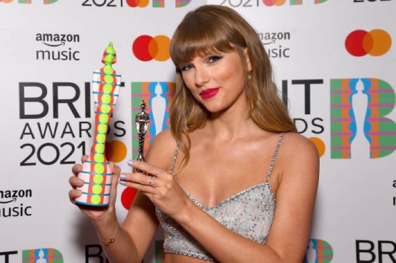 nalgoatm13's tweet photo. CONGRATS TO THE TRUEST ICON IN THIS WHOLE WORLD no one deserves that award more than you!! you’re truly capable of doing anything! WE LOVE U AND COULDN’T BE PROUDER 💓💓 #brits2021 #TaylorGlobalIcon @taylorswift13 @taylornation13 https://t.co/ZrXnIFq4n8