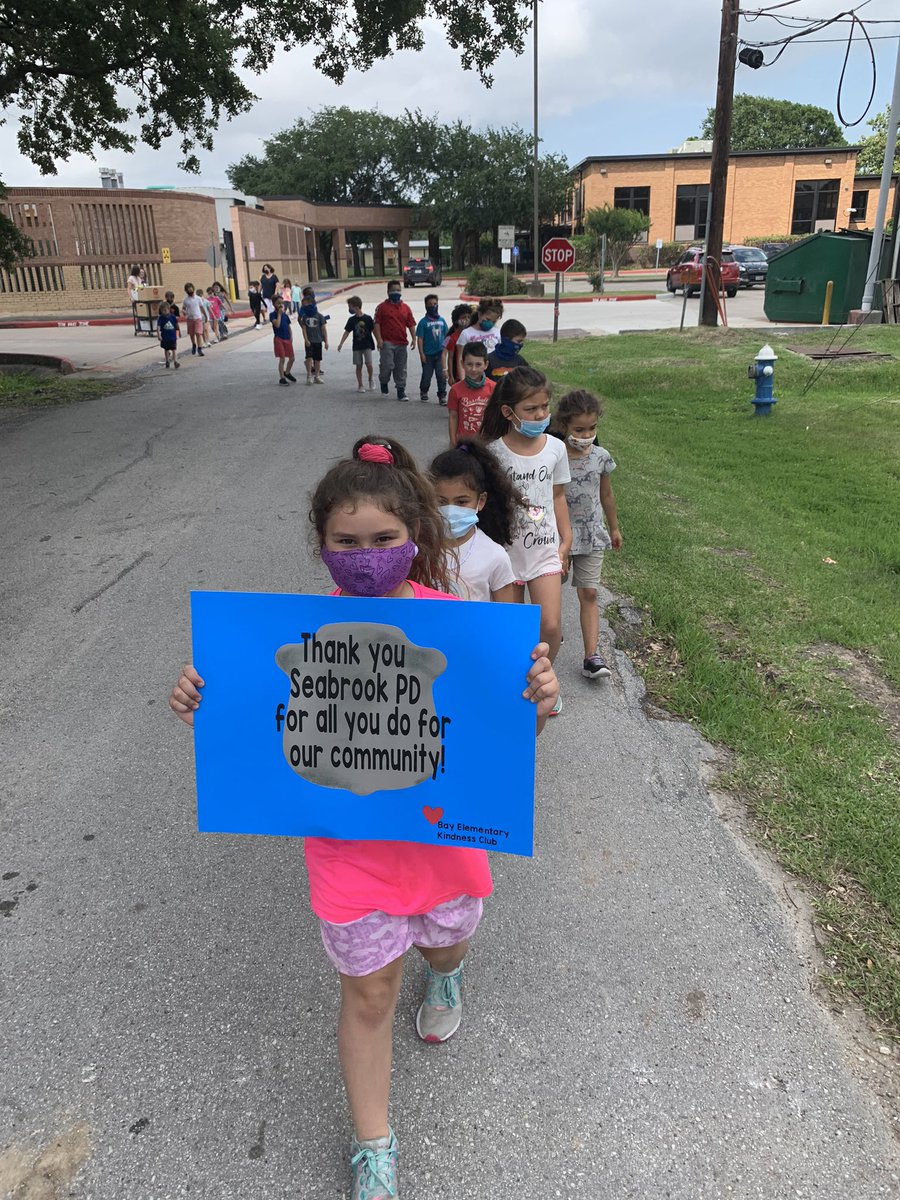 CaroleCounts's tweet photo. The Bay Elementary Kindness Club spread some cheer to our own Seabrook Police Department today. We dropped off treats for them to enjoy before they hit the streets and thanked them for their service to our community! @BayEaglesSoar https://t.co/ELhKB8yyue