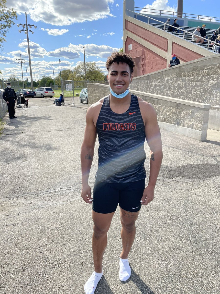 Jackson Acker runs a new PR in the 100m dash of 10.9! 💨 This moves him up the VAHS All-Time list in the event up to the top 10 in school history! @AckerJackson