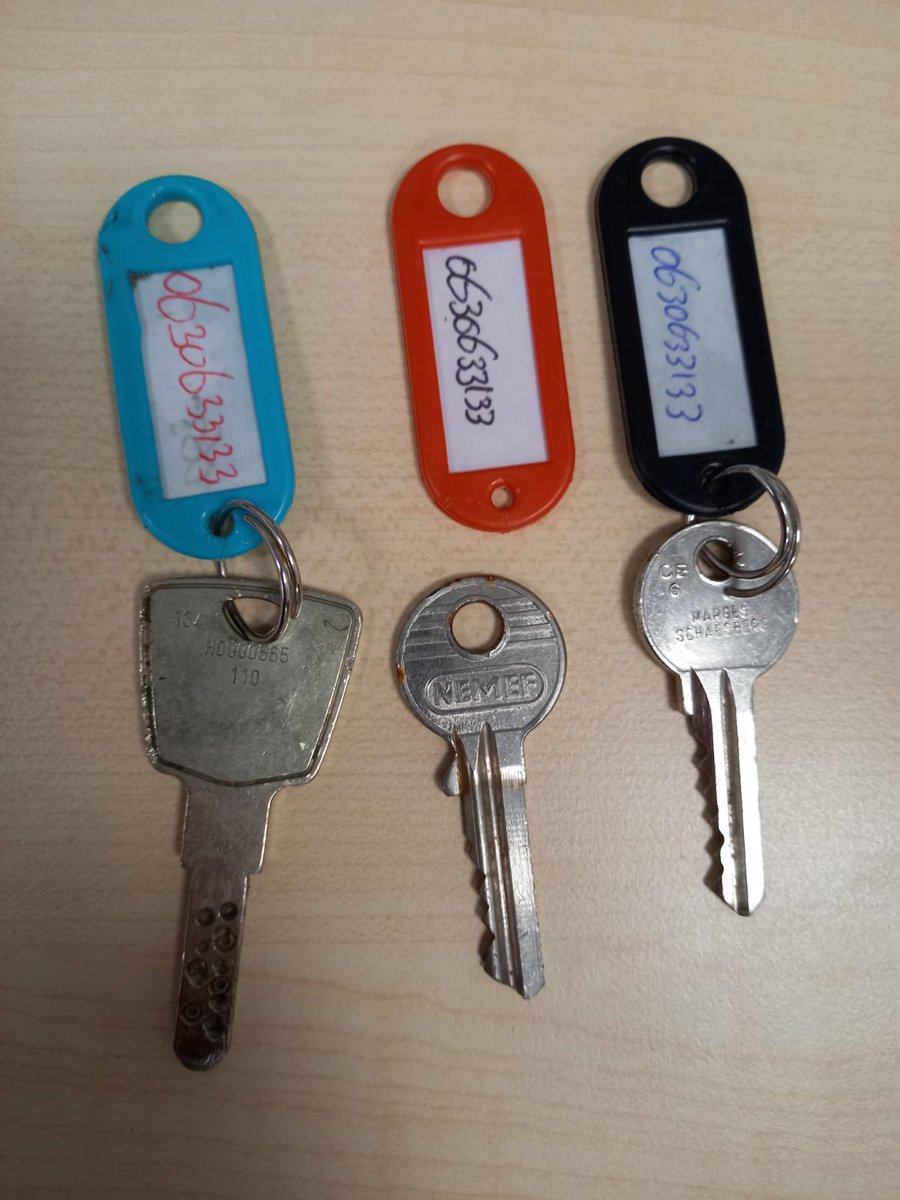 Jordy1977's tweet photo. Vandaag allemaal sleutels gevonden op de vismarkt in Groningen. Als je er één vind. Niet het nummer bellen! #oplichting #fraude #vismarkt #groningen #politie #handhaving #marktmeester #nietbellen #sleutel #verloren https://t.co/OdRt2P75Zh