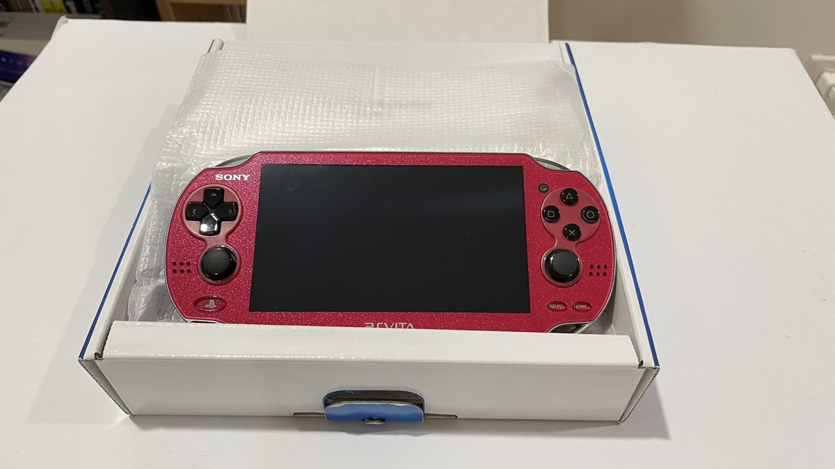 CaptVitaGamer's tweet photo. On the red one, they used black on the d-pad, buttons and analog sticks.
#PSVita #VitaIsland #TGS2011 https://t.co/rnFwmFUk4T